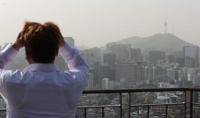 서울 종로구 인왕산에서 지난달 12일 오전 바라본 도심이 황사에 뒤덮여 부옇다. 환경부는 이미 이날 오전 7시 기준으로 황사 위기경보를 ‘주의’ 단계로 격상했다. 연합뉴스