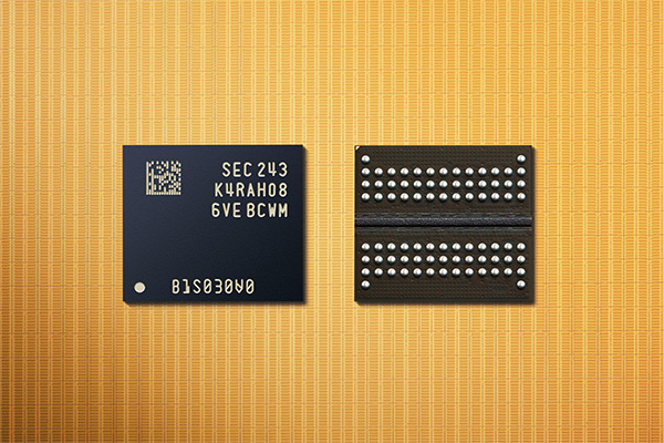 Samsung Electronics Co.’s 12-nm 16-gigabit DDR5 DRAM [Photo provided by Samsung Electronics]