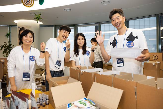 18~19일 한국알콘 본사에서 임직원들이 국내 결식우려아동을 위한 기초 생필품 패키지 포장 자원 봉사 활동을 하고 있다.     <사진제공=한국알콘>