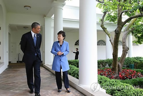 박근혜 대통령과 오바마 미국 대통령이 2013년 5월 백악관 정상회담을 마친뒤 백악관 경내에서 산책을 하며 이야기를 하고 있다. [연합]