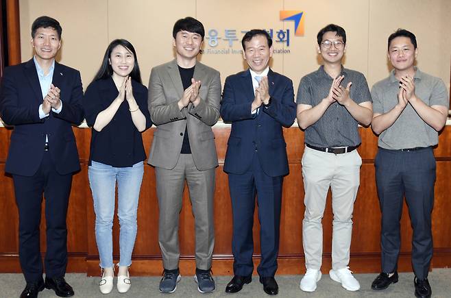 금융투자협회가 18일 초등학교 경제금융교육연구회 임원진을 초청해 간담회를 가졌다. 서유석 금융투자협회장(왼쪽에서 네번째), 한재영 금융투자교육원장(왼쪽에서 첫번째)과 초등학교 경제금융교육연구회 임원진.