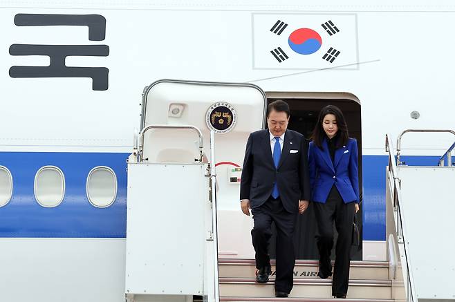 주요 7개국(G7) 정상회의에 참석하는 윤석열 대통령과 김건희 여사가 19일 일본 히로시마공항에 도착, 공군 1호기에서 내리고 있다. [연합]