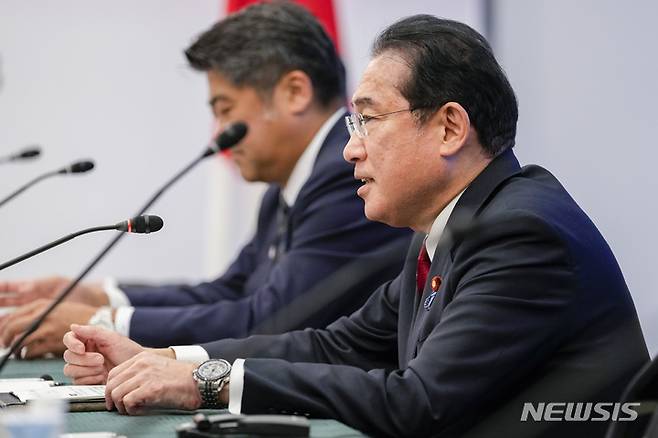 [히로시마=AP/뉴시스] 기시다 후미오 일본 총리가 18일(현지시간) 일본 히로시마에서 열린 미일 정상회담에 참석해 발언하고 있다. 2023.05.19.