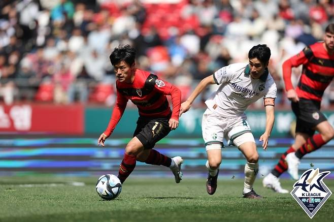 [서울=뉴시스]K리그1 포항-강원 경기. (사진=프로축구연맹 제공)