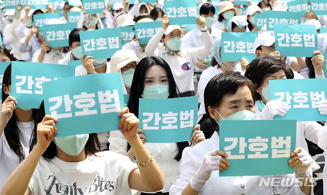 [서울=뉴시스] 최진석 기자 = 대한간호협회 소속 간호사들이 19일 오후 서울 종로구 세종대로에서 간호법 거부권 행사 규탄 총궐기대회를 하고 있다. 2023.05.19. myjs@newsis.com