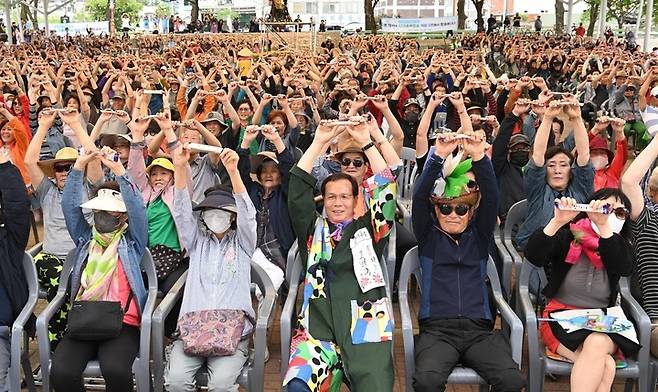 [음성=뉴시스] 강신욱 기자 = 24회 음성품바축제 사흘째인 19일 충북 음성군 음성읍 설성공원 야외음악당에서는 1000명의 관객이 엿치기하는 장관이 연출되고 있다. (사진=음성군 제공) 2023.05.19. photo@newsis.com *재판매 및 DB 금지