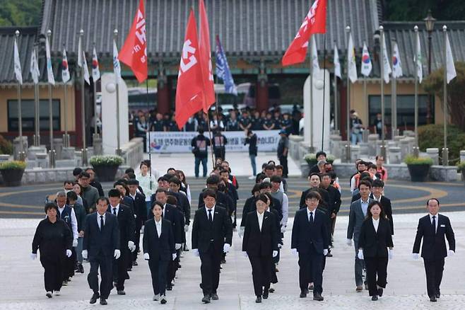 진보당이 5·18 43주년을 앞두고 5·18 국립묘지를 방문하고 있다. 진보당 전남도당 제공