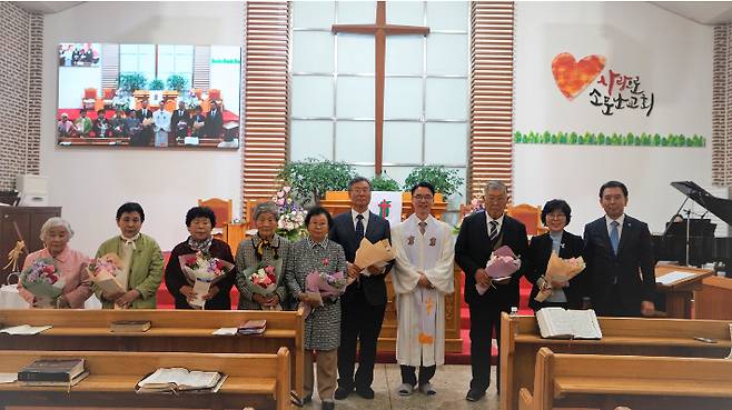 서호교회 창립 80주년 기념 임직식 당시 임직자, 교회 설립 공로자와 함께. 윤세찬 장로 제공