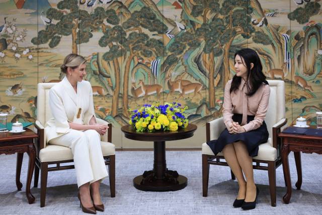 ▲윤석열 대통령의 부인 김건희 여사가 16일 오후 서울 용산 대통령실 청사에서 볼로디미르 젤렌스키 우크라이나 대통령의 부인 올레나 젤렌스카 여사와 환담하고 있다. 젤렌스카 여사는 젤렌스키 우크라이나 대통령의 특사 자격으로 한국을 찾았다. ⓒ연합뉴스