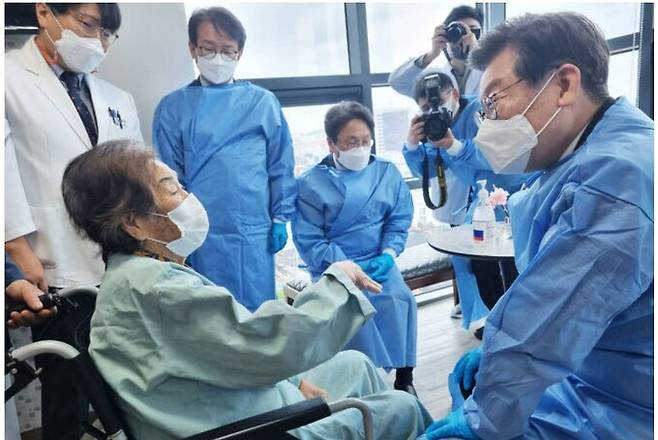 이재명 더불어민주당 대표가 18일 광주 동구 한 병원에 입원 중인 일제강제동원 피해자 양금덕 할머니를 만나 대화하고 있다. 뉴스1