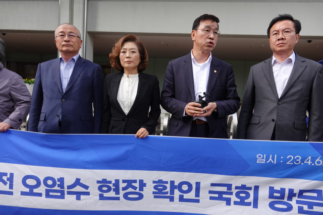 양이원영 더불어민주당 후쿠시마 원전 오염수 대책단 소속 의원이 지난 6일 일본 도쿄에 있는 도쿄전력 본사 앞에서 기자회견을 하고 있다. 사진 왼쪽부터 대책단의 윤재갑·양이원영·위성곤·윤영덕 의원. 연합뉴스