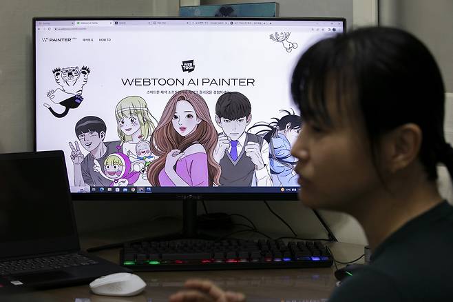 하신아 웹툰작가노조 위원장이 네이버웹툰에서 개발한 'AI 페인터'를 보여주며 설명하고 있다. 그는 "네이버가 작가들이 제공한 데이터로 이익을 낸다면, 그에 따른 보상을 제공해야 한다"라고 말했다. ⓒ시사IN 신선영
