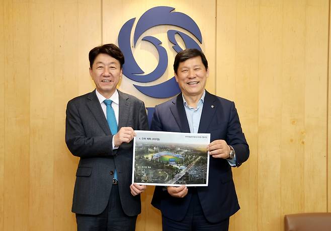 우범기(왼쪽) 전주시장과 허구연 KBO 총재. /사진=KBO 제공