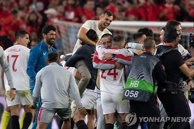 기뻐하는 세비야 선수들 [AFP=연합뉴스]