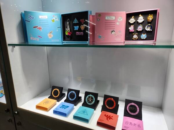 - 학원 별로 준비된 뱃지 굿즈