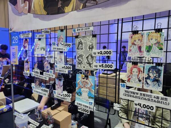 - 스티커와 엽서 퀄리티도 좋다