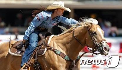 캘거리 스탬피드에 참여한 카우걸(캐나다관광청 제공)