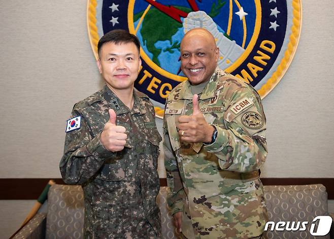 박후성 합동참모본부 핵·WMD대응본부장(육군 소장)(왼쪽)이 지난 17일(현지시간) 미국 전략사령부를 방문해 확장억제 강화방안에 대해 논의 후, 앤소니 코튼 미 전략사령관과 기념촬영을 하고 있다. (합동참모본부 제공) 2023.5.20./뉴스1