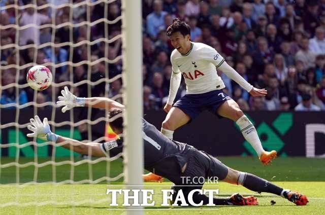 잉글랜드 프로축구 토트넘 공격수 손흥민은 20일 오후 8시30분(한국시간) 영국 런던 토트넘 홋스퍼 스타디움에서 브렌트포드를 상대로 2022~23 EPL 37라운드 홈 경기에서 올 시즌 15호골이자 EPL 통산 104호골을 노린다.사진은 손흥민의 아스톤 빌라전 경기 장면./버밍엄=AP.뉴시스