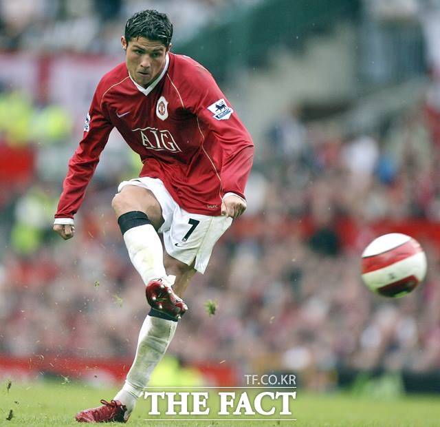 손흥민과 함께 EPL 개인 통산 103골을 기록한 크리스티아누 호날두. 손흥민이 한 골만 더 넣으면 호날두 기록을 넘어서게 된다./AP.뉴시스