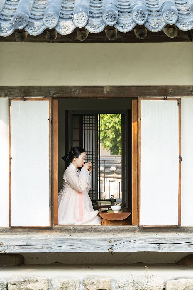 허난설헌의 이름을 딴 '초희 전통차 체험관'에선 다도 체험을 해볼 수 있다. 다도 체험 강사 김유정씨가 다도 시연을 하고 있다. / 임화승 영상미디어 기자