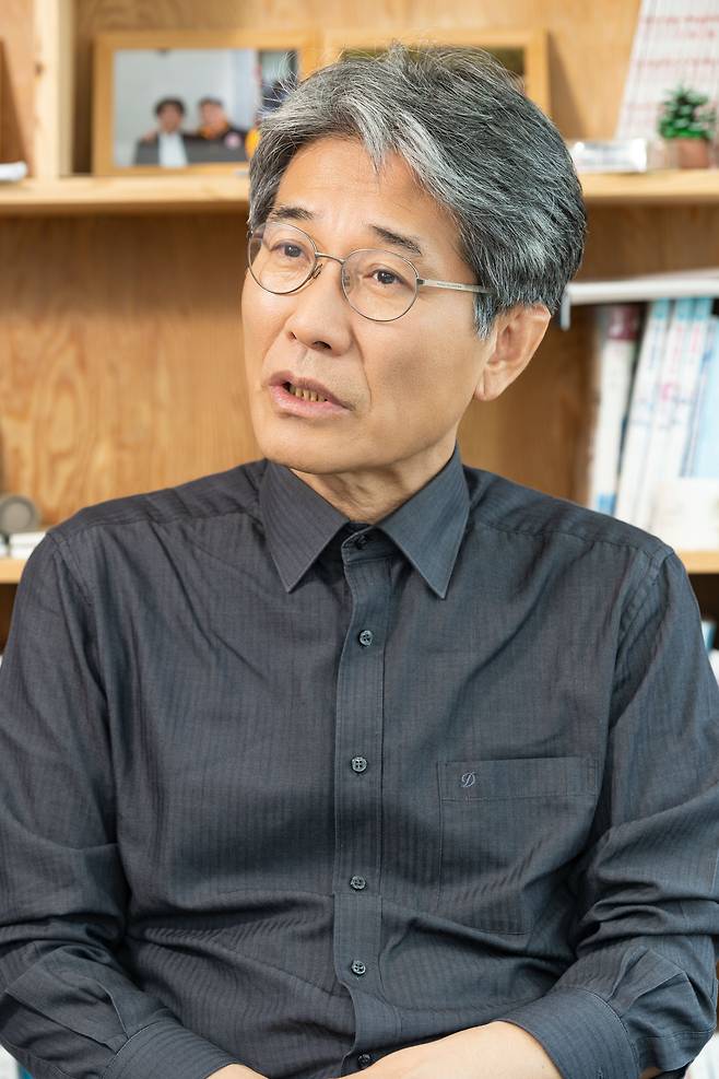 '2023 강릉 관광 브랜드 공연 프레 페스티벌' 예술총괄감독을 맡은 강릉 출신 박용재 시인은 "이 축제가 강릉 문화유산과 관광 자원들을 후대에 새로운 방식의 공연 콘텐츠로 전하는 '브리지(가교) 역할'을 하길 바란다"고 했다. / 임화승 영상미디어 기자