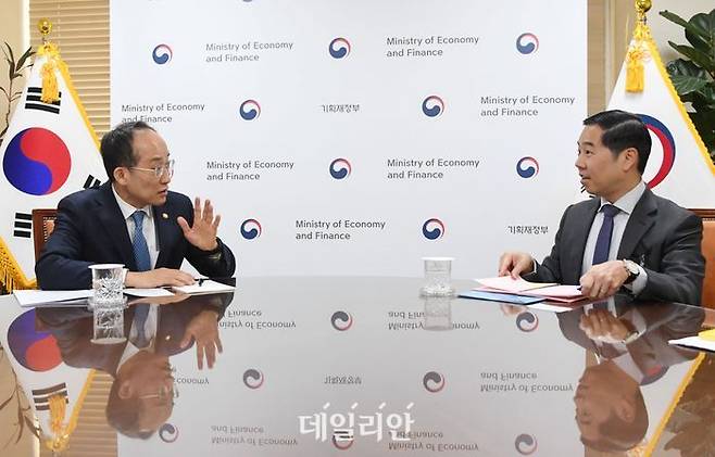 추경호 경제부총리 겸 기획재정부 장관이 지난 4월 국제신용평가사 무디스 진 팡 국가신용등급 아태지역 담당 부대표와 면담하고 있다. ⓒ기획재정부