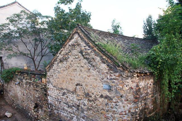 션허우고진 민가 담장의 도자기. ⓒ최종명