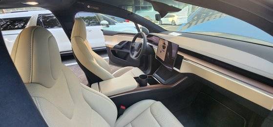 19일 경기도 성남시에서 시승한 테슬라 모델X. 메인 디스플레이 각도를 운전석 혹은 조수석 쪽으로 조절할 수 있다. 김민상 기자