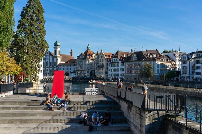 루체른 로이스 강변으로 젊은이들. 스위스는 지난 6월 야외에서의 마스크 착용 의무를 전면 해제했다. 백종현 기자