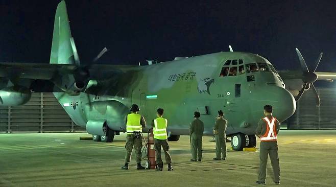 공군 C-103J 수송기는 공항 기능이 마비된 지역에도 투입이 가능하다. 아프간 출발을 준비하고 있다. 공군