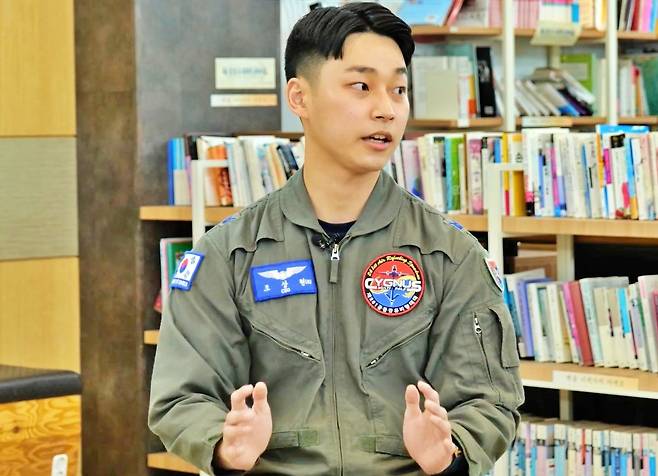 제5공중기동비행단 KC-330 다목적 공중급유수송기 로드마스터 조상현 중사(진)가 아프간 상황을 설명하고 있다. 영상캡처=강대석