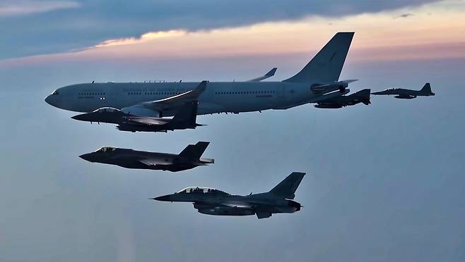지난달 15일 일제강점기 봉오동 전투 승리를 이끈 홍범도 장군의 유해를 모신 특별수송기(KC-330)가 우리 영공에 진입하자 공군 전투기가 경호 비행에 나섰다. 공군