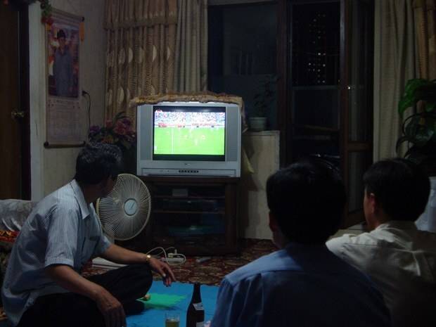 북한 주민들이 평양의 한 아파트에서 TV를 시청하고 있다. [사진 출처 = 자유아시아방송]