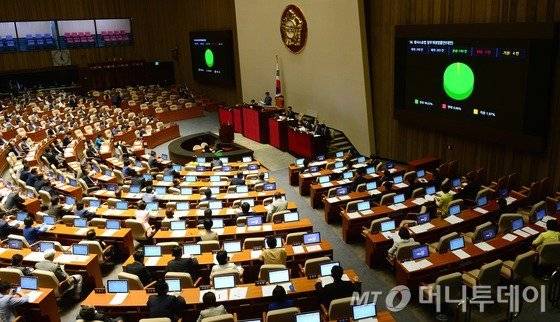 2015년 7월24일 서울 여의도 국회에서 열린 본회의에서 살인죄에 한해 공소시효를 폐지하는 내용의 일명 '태완이법(형사소송법 개정안)'이 통과되고 있다. /사진=머니투데이DB