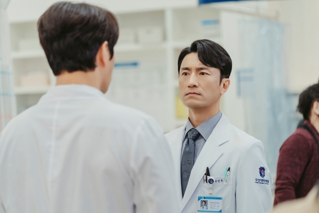  ⁇  Dr. Cha Jeong-suk!  ⁇  Kim Byeong-Cheol, Min Woo Hyuk fights the Black Knight against Uhm Jung-hwa.JTBC Saturday drama  ⁇  Dr.In Cha Jeong-suk! ⁇  (directed by Kim Dae-jin and Kim Jung-wook, screenplay by Jeong Yeo-rang, production by Studio&New Co., Ltd. and SLL and JCN), Seo in-ho (Kim Byeong-Cheol) and Roy Kim (Min Woo Hyuk) jump into the flames to save Cha Jung-sook (Uhm Jung-hwa) who is in Danger.Seo in-ho and Roy Kim, who rushed to the news of the majors hostel fire. Danger of the two men who came to rescue Cha Jung-sook attracts attention.Seo in-ho, who puts on a blanket and crawls toward the place where his wife Cha Jeong-sook is. However, Roy Kim, who is in front of his eyes, appears in his arms and adds curiosity.In addition, the appearance of Cha Jung Sook captured at Roy Kims house stimulates curiosity, and the jealousy of seo in-ho explodes in unexpected situations.Seo in-ho, Roy Kims bloody Daechi station, which leads to Cha Jung-sook and Roy Kims affectionate eyesight, heightens Danger feeling.Roy Kim, who does not hide his heart toward Dangers man seo in-ho and Cha Jung-sook, whose secrets have been revealed. It is noteworthy how the two Daechi stations will lead to results.