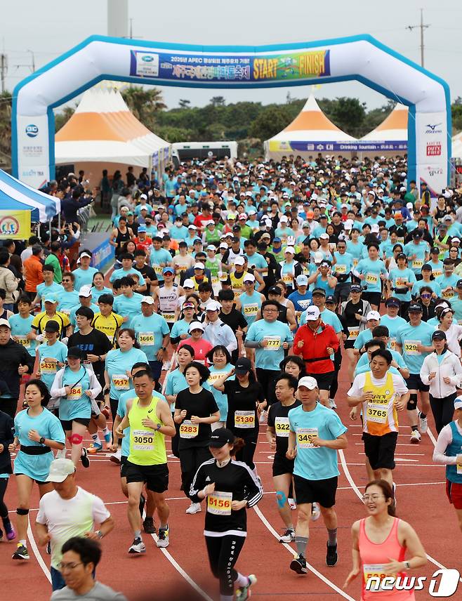 제주특별자치도가 주최하고 제주특별자치도관광협회가 주관한 제27회 제주국제관광마라톤축제가 21일 오전 제주시 구좌종합운동장에서 개막했다.2023.5.21/뉴스1 ⓒ News1 오미란 기자