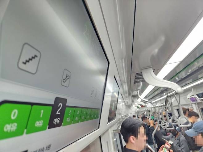 16일 오후 지하철 2호선 잠실행 열차 내 풍경. 다른 칸으로 이동하려 이동할 때 다른 승객들과 접촉이 불가피할 정도로 비좁았지만, 열차 모니터에 표시된 혼잡도는 ‘여유’였다./사진=유병돈 기자 tamond@