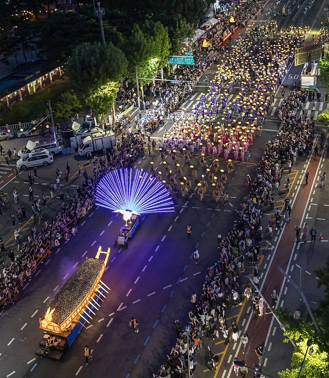 부처님오신날 1주일 앞둔 2023년 5월 20일 오후 서울 종로 일대에서 연등행렬이 열리고 있다. 국가무형문화재 제122호이자 유네스코 인류무형문화유산으로 지정된 연등회는 기록상 신라 경문왕 6년(866년)에 등장해 1200년 가까이 이어진 불교 문화 행사다. /김지호 기자