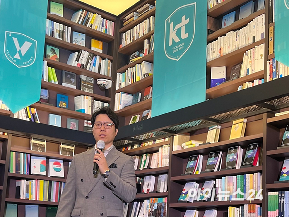 김은상 KT 세그먼트마케팅담당(상무보)이 지난 19일 KT의 20대 브랜드' Y'에 대해 설명하고 있다. [사진=박소희 기자]