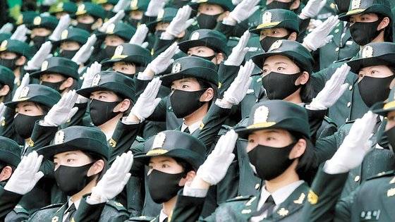육군부사관학교에서 열린 임관식에서 신임 여성 부사관들이 경례하고 있다. 뉴스1