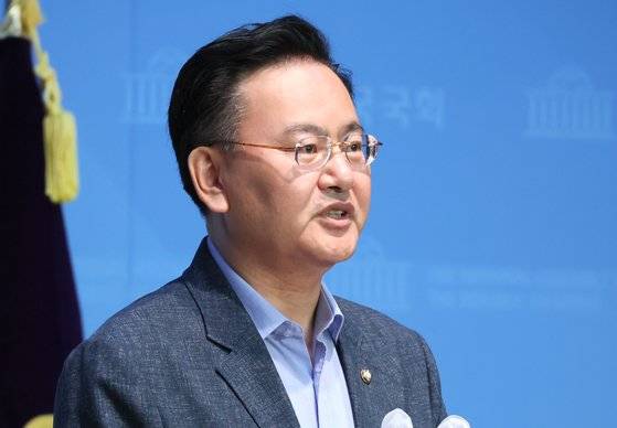 국민의힘 유상범 수석대변인이 21일 오전 국회 소통관에서 현안 관련해 논평하고 있다. 연합뉴스