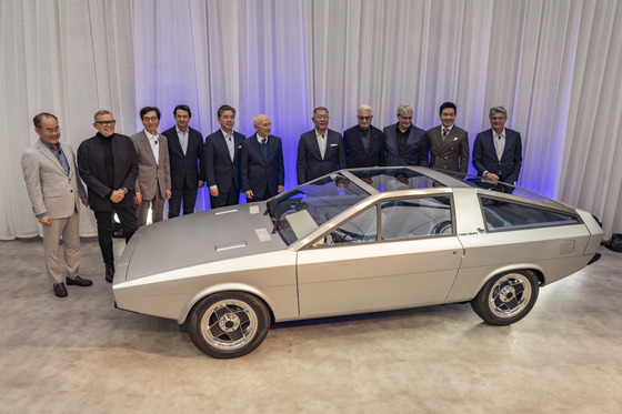 From left, Hyundai Motor Group’s Executive Vice President Kim Yong-wha, German car designer Peter Schreyer, Hyundai Motor’s former CEO Lee Chung-gu, Hyundai Motor’s Chief Operating Officer Jose Munoz, Hyundai Motor’s CEO Chang Jae-hoon, former engineer Giorgio Balteri, Hyundai Motor’s Executive Chair Euisun Chung, Italian car designer Giorgetto Giugiaro, Hyundai motor’s Executive Vice President Lee Sang-yup, Hyundai Motor’s Chief Creative Officer Luc Donckerwolke and Fabrizio Giugiaro pose for a photo behind the restored Pony Coupe at Lake Como, Italy, on Thursday. [HYUNDAI MOTOR]