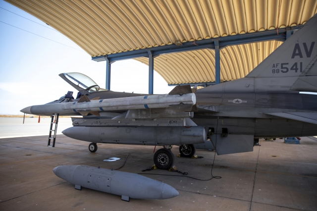 2021년 6월 14일 연례 다국적 군사훈련에 참여하기 위해 모로코 벵게리의 군사 기지에서 대기 중인 F-16 전투기의 모습. AP연합뉴스