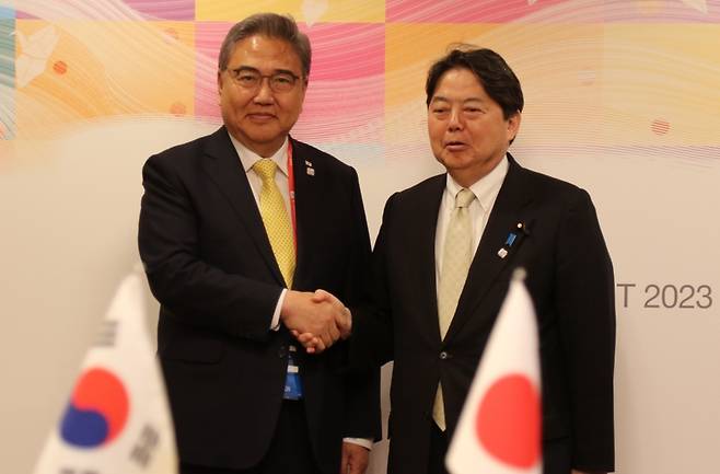 박진 외교부 장관(왼쪽)과 하야시 요시마사 일본 외무상이 G7 정상회의가 열리고 있는 일본 히로시마에서 회담에 앞서 악수하고 있습니다.
