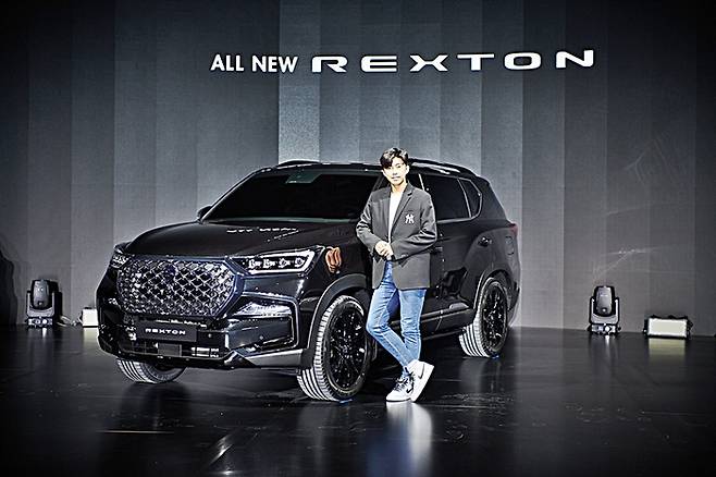 임영웅과 올뉴 렉스턴  [사진제공=KG모빌리티]