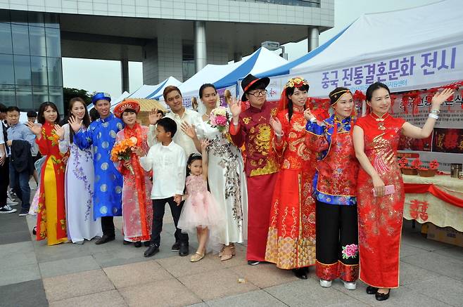 2018년 '지구촌 어울림 축제'에서 자국 전통의상을 입고 있는 성남지역 외국인들. 성남시