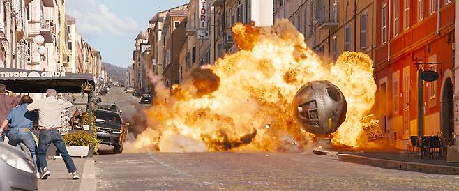 영화 '분노의 질주 : 라이드 오어 다이'의 한 장면.