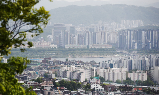 21일 KB부동산 경영연구소는 최근 발표한 '부동산시장 리뷰' 보고서를 통해 지난달 전국 주택매매가격(-0.8%)은 3개월 연속 유사한 하락폭을 유지했다고 밝혔다. 지난해 대비 하락폭이 완화되며 매수세 일부를 회복한 데에 기인한다. 매매전망 지수의 상승세 또한 지속되고 있다. 전세가격 하락폭은 4개월 연속 둔화됐으나 주택시장 위축이 지속됨에 따라 전세시장에 대한 우려가 존재하는 상황이다./사진=뉴스1