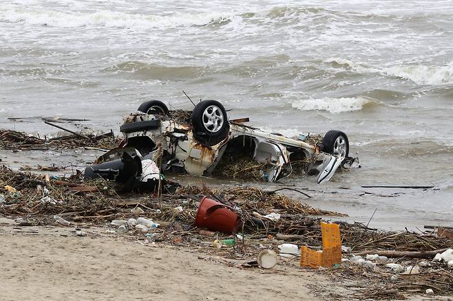 경북 포항시 남구 동해면 도구해수욕장 주변에 제11호 태풍 힌남노 영향으로 내륙에서 떠내려온 자동차가 모래에 파묻혀 있다. [연합]